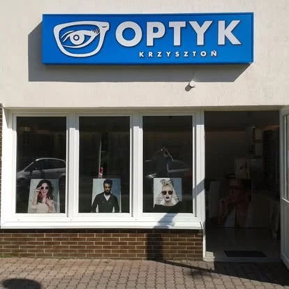 Wejście do salonu z szyldem Optyk Krzysztoń